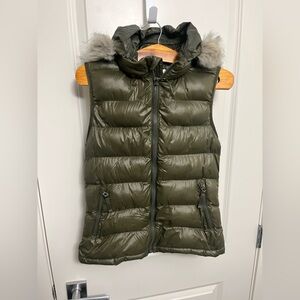 Women's Olive Green GAP Puffer Vest with Fur Trim in size XS